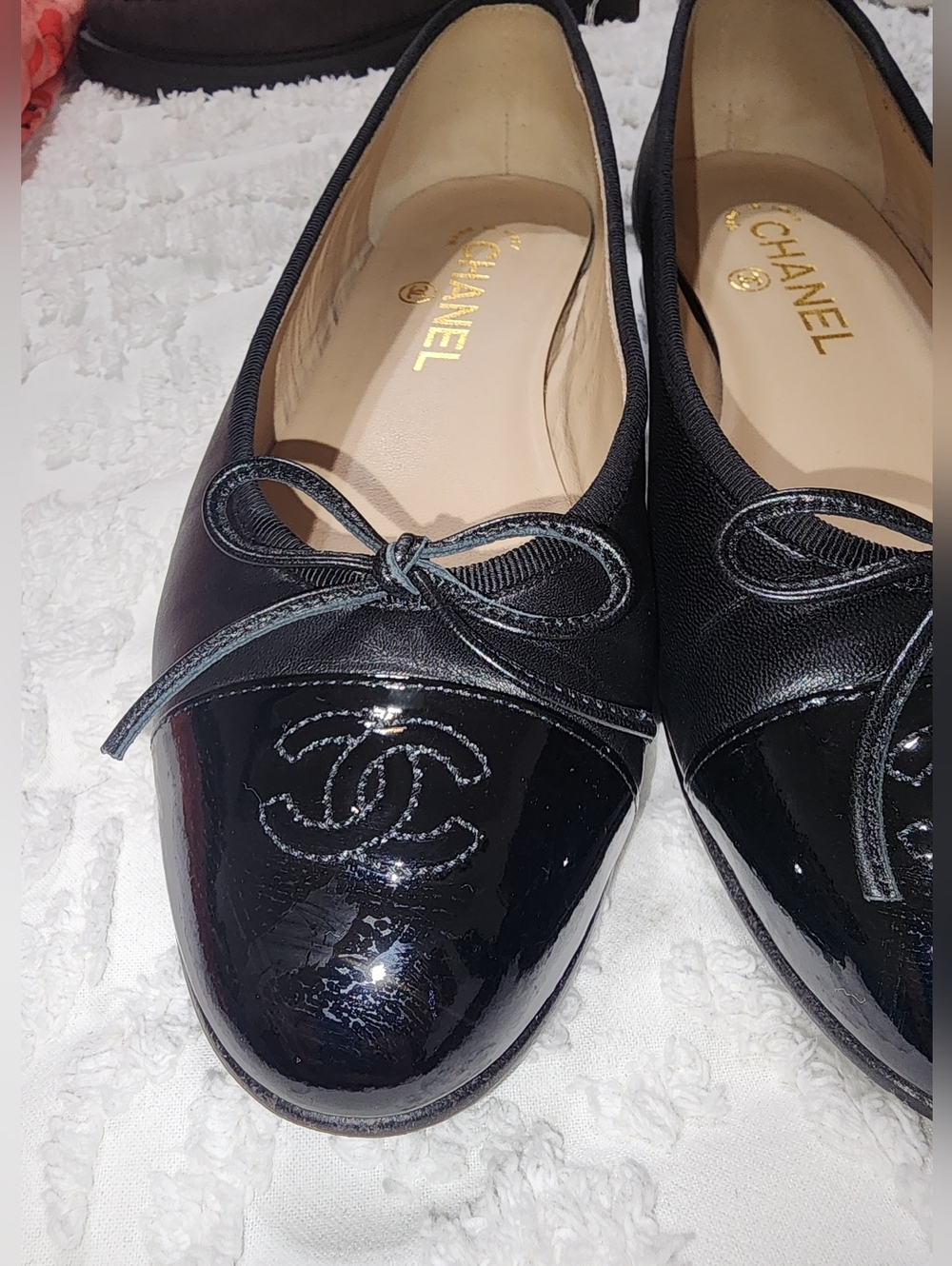 CHANEL Black Patent Leather Cap Toe Ballet Flats W/ Bow And Logo Size 8 - Picture 4 of 9